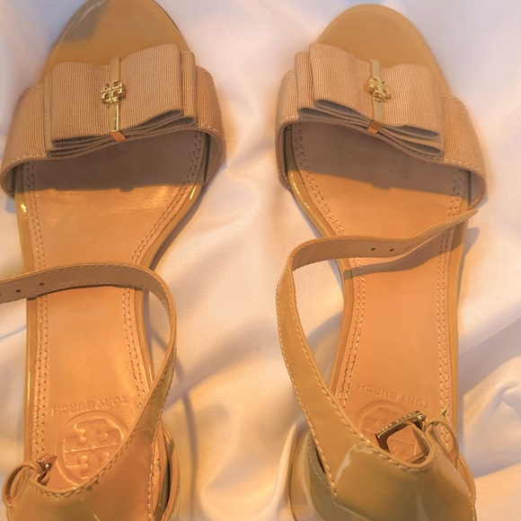 Tory Burch Trudy Nude Patent Bow Sandals - Picture 6 of 12